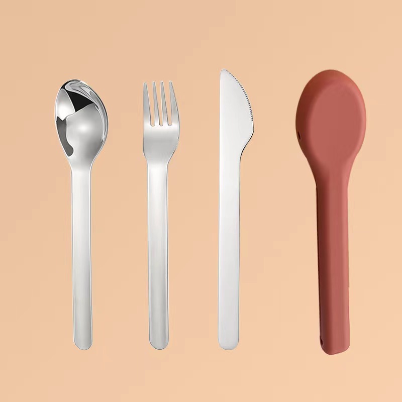빨간 껍질-칼, 포크 및 숟가락