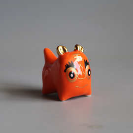 陶瓷小老虎茶宠摆件功夫茶具零配件笔架筷子架橙色描金贴花釉上