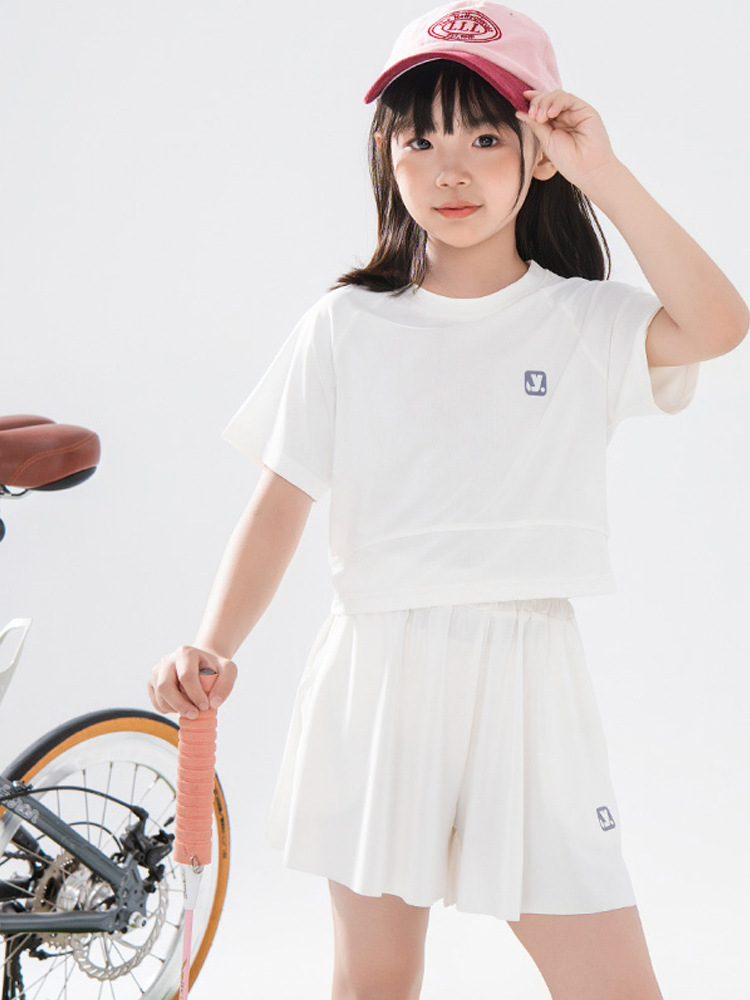 女の子の速乾性スポーツスーツ、夏の女の子のバドミントントレーニングスーツ、子供用半袖パンツとスカート、中型および大型の子供用アウトドア服