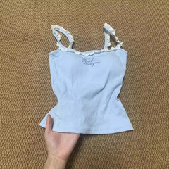 甘辛いレースのアルファベットの刺繍のキャミソールの女性の夏の乳の青い色の胸のパッドの外は内を着て小さい上着を掛けます。