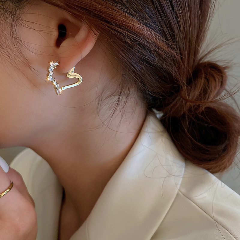 Fashion Real Gold Electroplated Zircon Heart Hoop Earrings Wholesale display picture 1