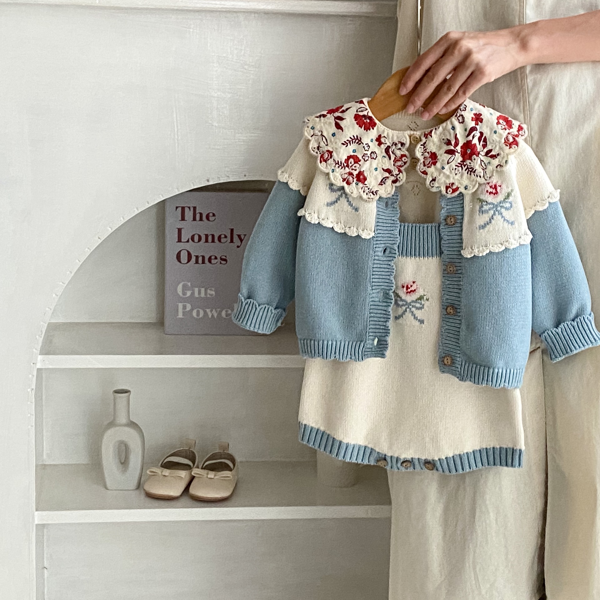 Jesenski pleteni plašč za deklice iz leta 2024 z ročnim kvačkanjem in čipko ter naramnicami_voghion.com