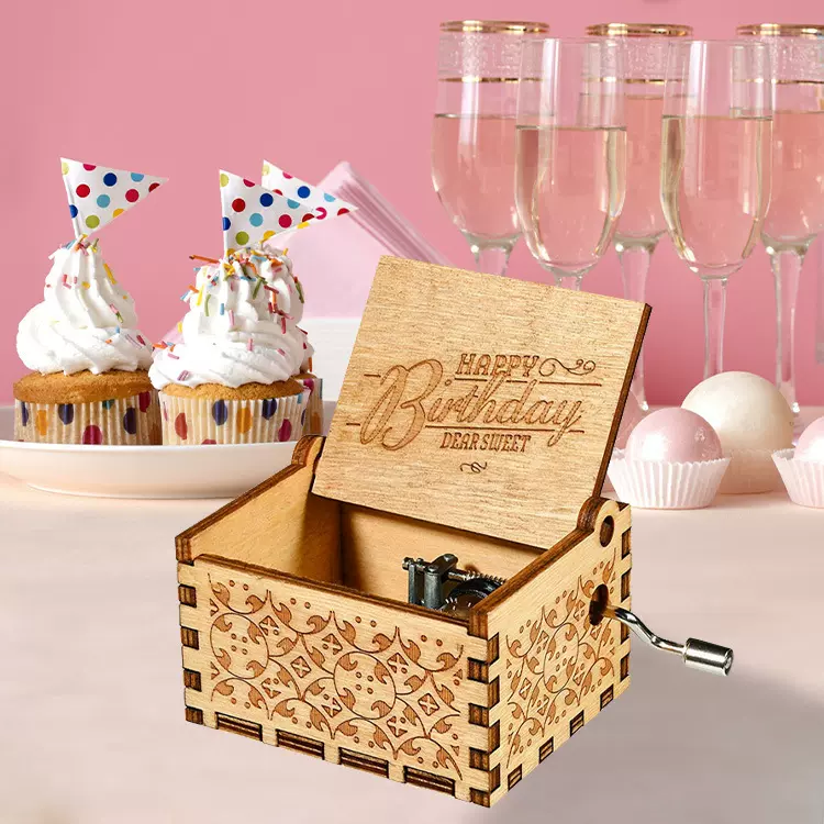 木质手摇音乐盒工艺品复古雕刻uv彩印生日快乐木制八音盒音乐盒子