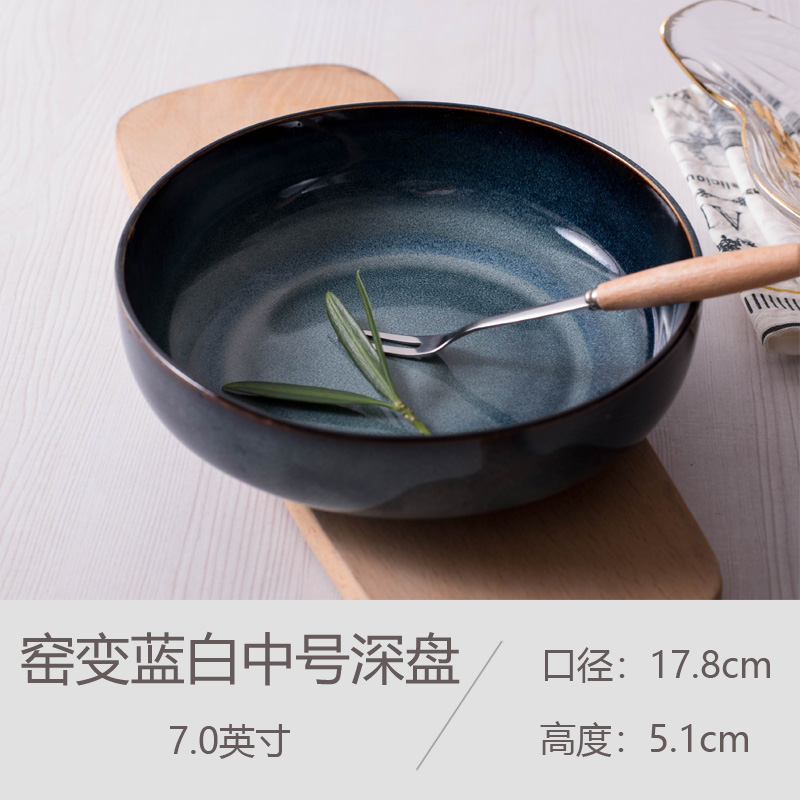 밝은 회색 가마에서 파란색과 흰색 중간 깊은 접시로 변합니다.