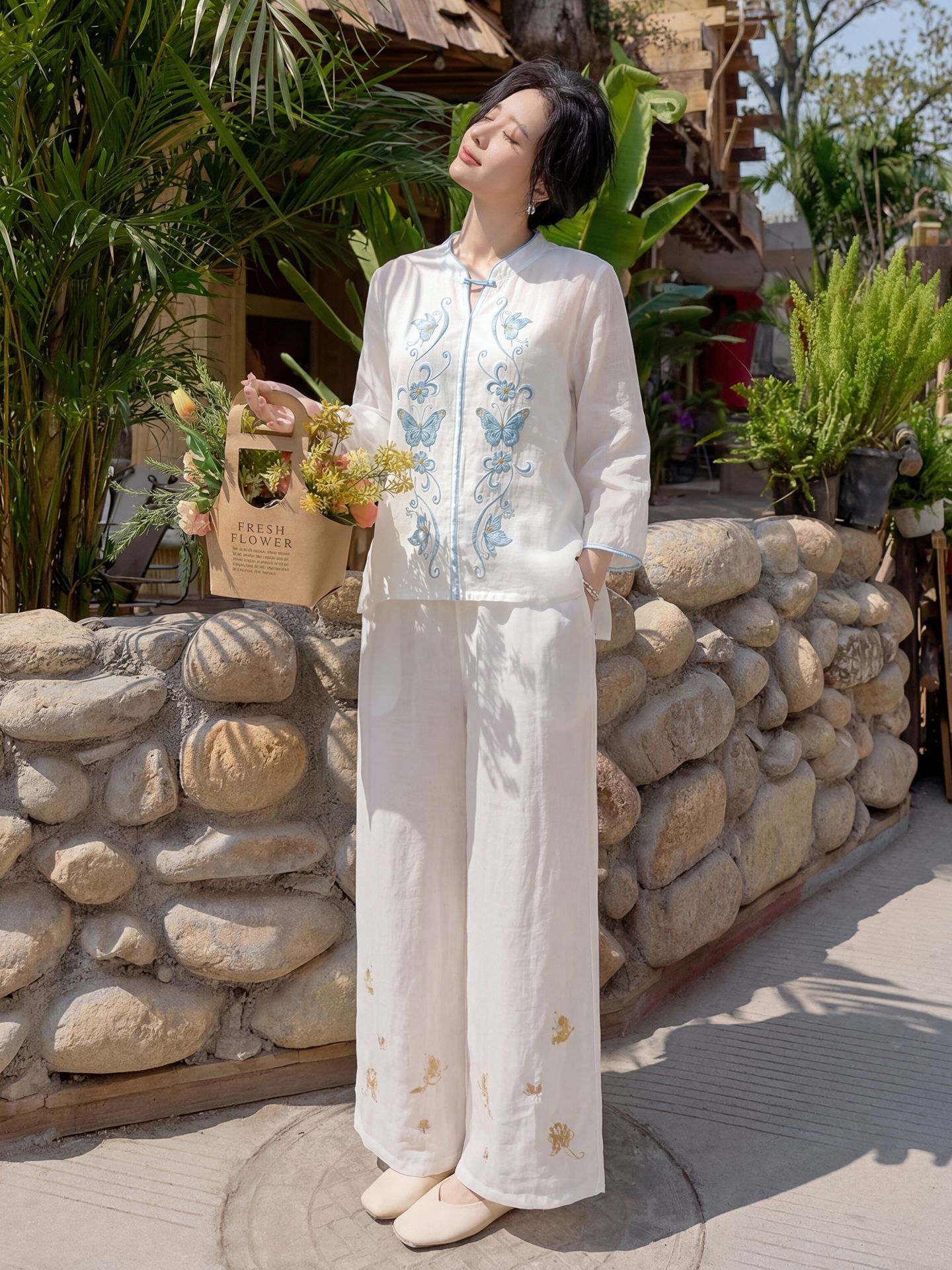 Bộ quần áo hai mảnh nữ chất liệu ramie thêu hoa, áo sơ mi phối quần ống rộng — Màu hồng, màu trắng