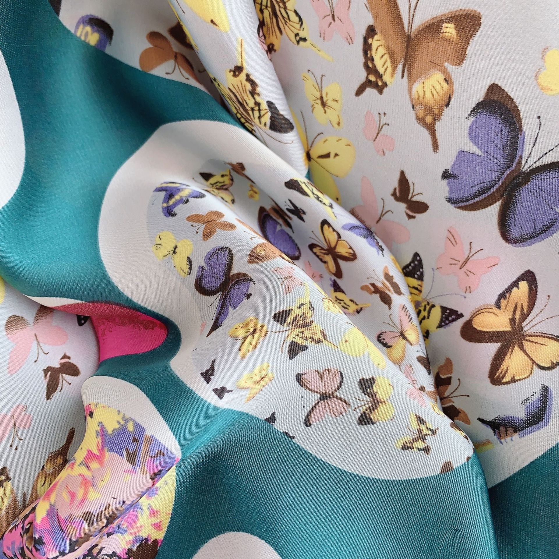 Pañuelo de seda de nuevo estilo para el verano de 2024 para mujer, pañuelo de playa decorativo fino con protección solar, chal estampado de seda sintética extendido para mujer en existencia