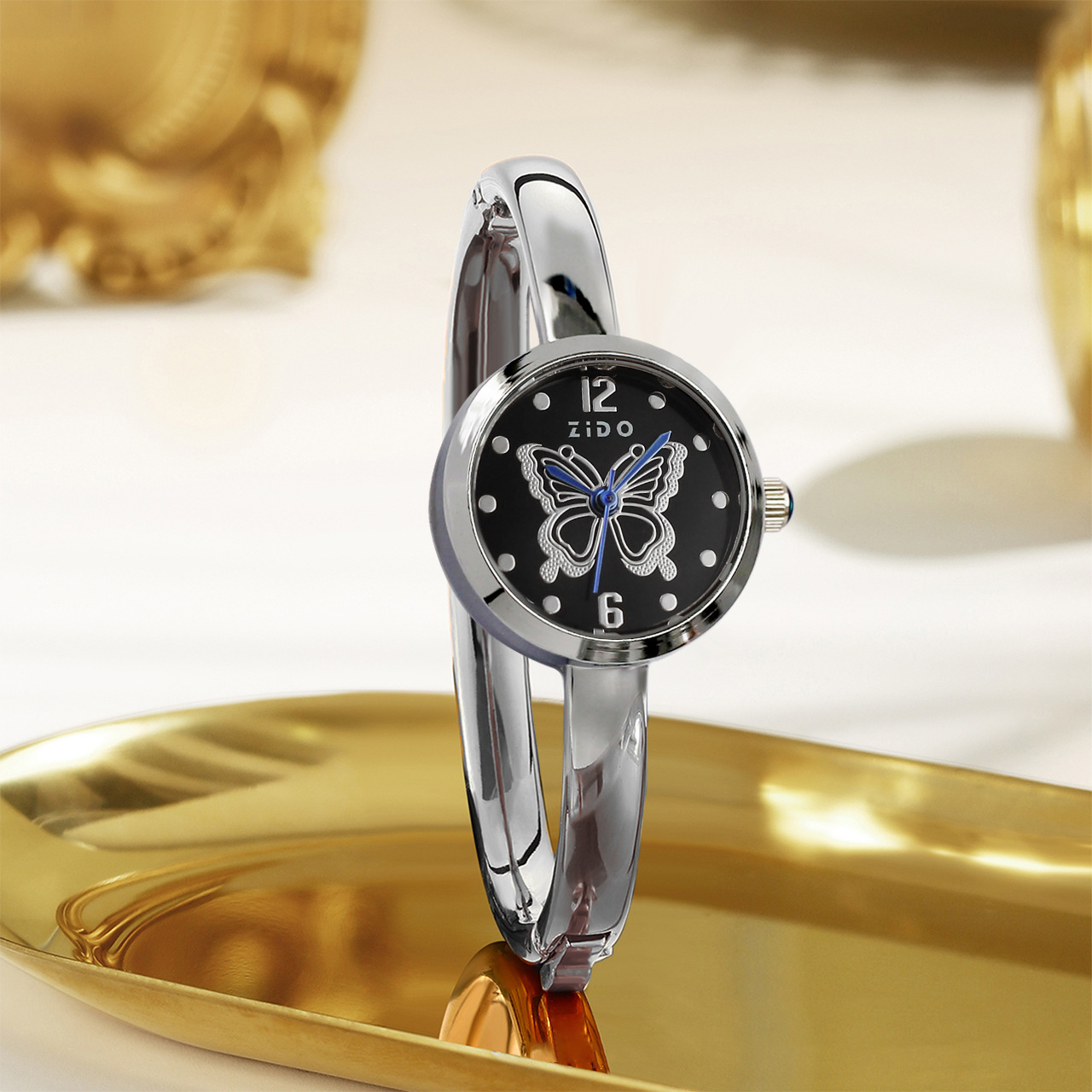 Reloj elegante para mujer con esfera ovalada y diamantes_voghion.com