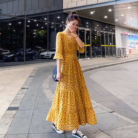 2025夏季新款妈妈姐妹女装小长裙显瘦喇叭袖度假碎花连衣裙胖MM