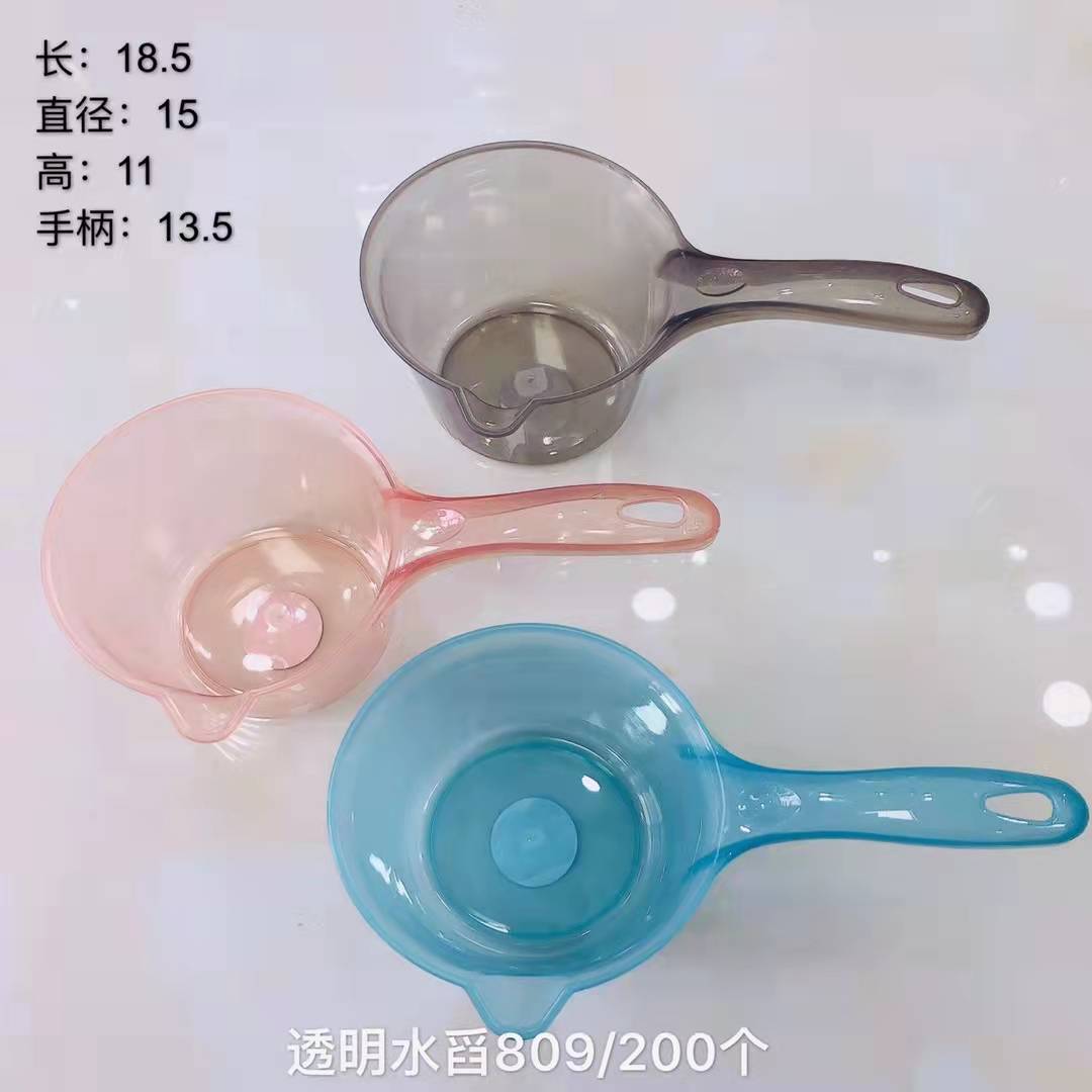 Cucharón de agua de plástico transparente con mango largo para colgar, para baño de niños y bebés, venta al por mayor.