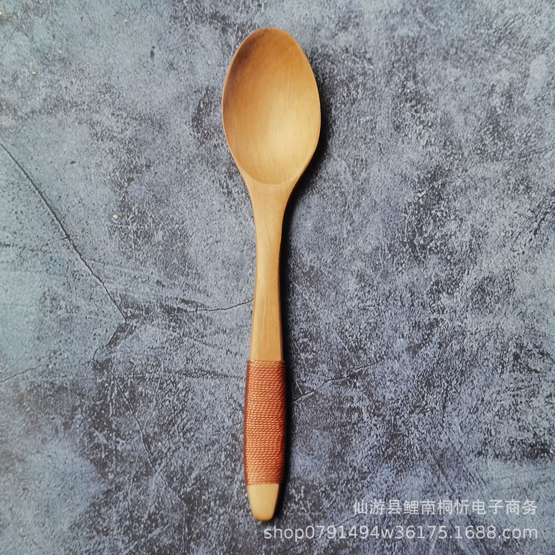 연나무 물결 모양 손잡이 스푼 카키색 실