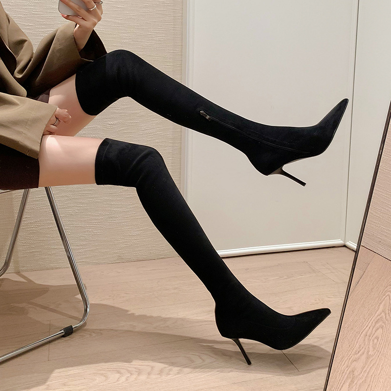 Lớp lót nhung đen trên đầu gối