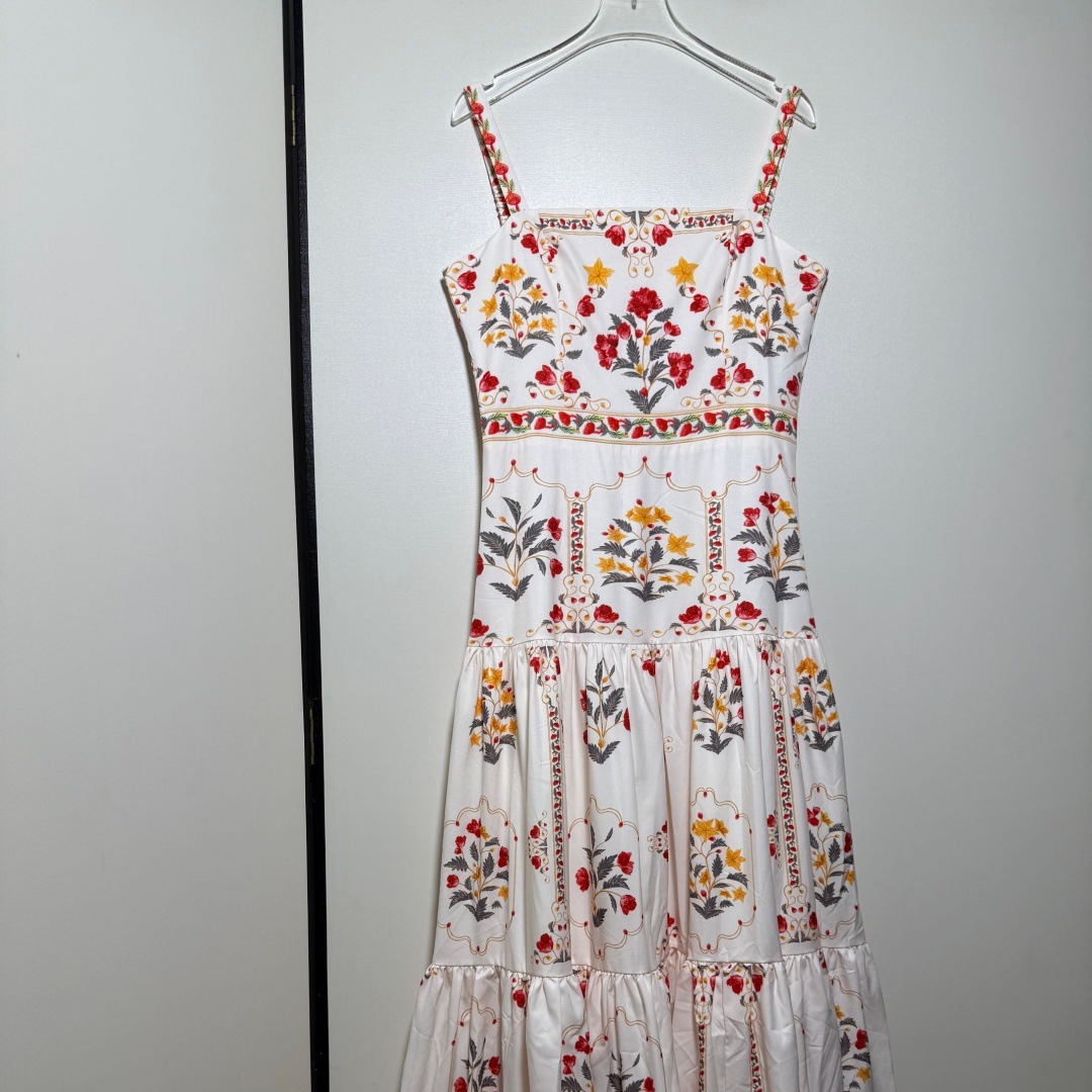 Qadın uzun çiçəkli paltar, açıq çiyin, ruffles ətək