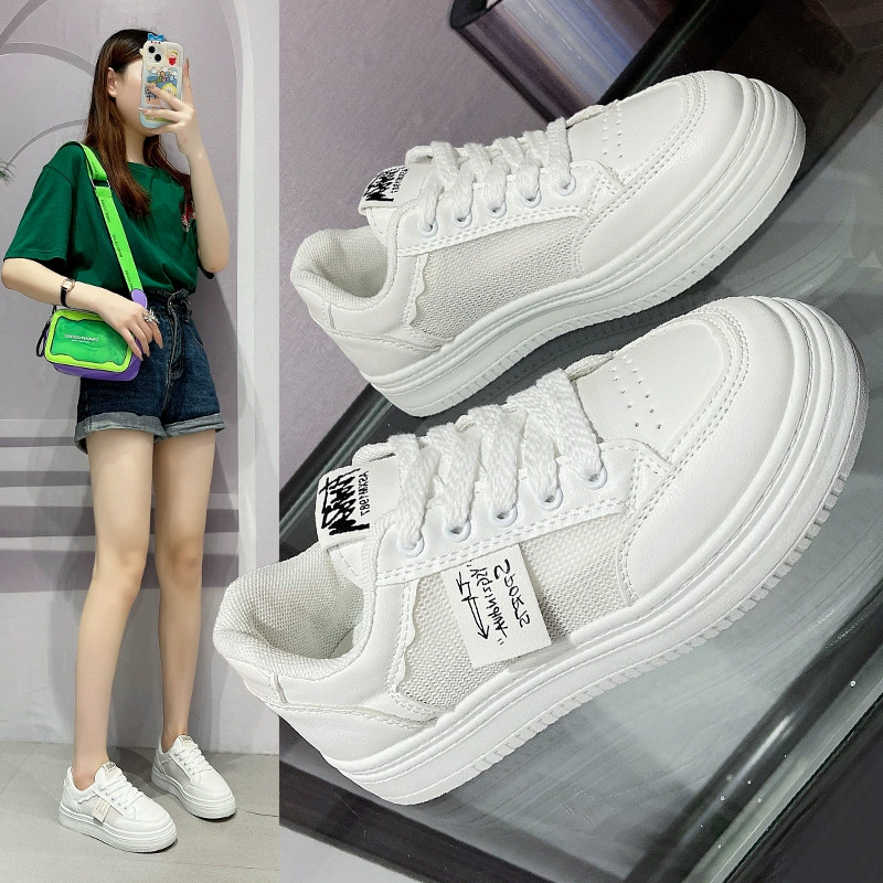 Летние тонкие дышащие белые кроссовки на толстой подошве для женщин, новинка 2024 года, летние кроссовки из сетки, теннисные туфли, подходящие к юбкам