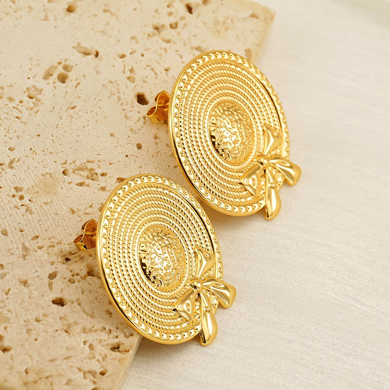 Pendientes de sombrero de paja con lazo de acero inoxidable nuevo transfronterizo europeo y americano Pendientes de acero de titanio dorado de moda de estilo INS femenino