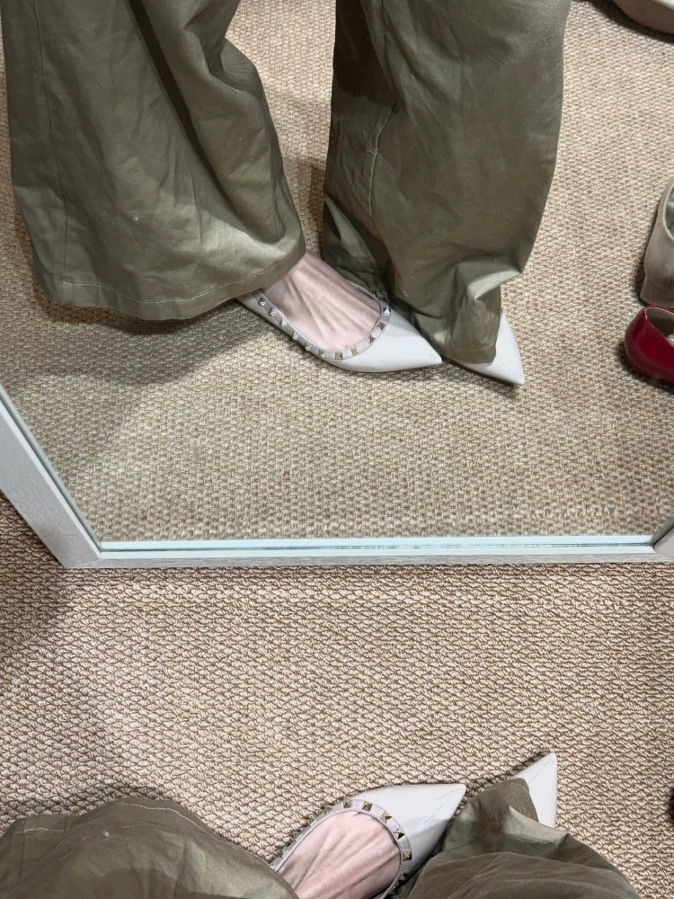 Внутренняя высота версии ~ 2025, новые женские модные универсальные сандалии на плоской подошве с мягкой подошвой и заклепками, с острым носком, телесного цвета, серого цвета