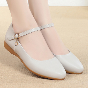 �A�^�\�ڕr��һ�ֿێ��͸�����Ь��ɫ�p��͸����m�ٴ��ЬŮƤЬ