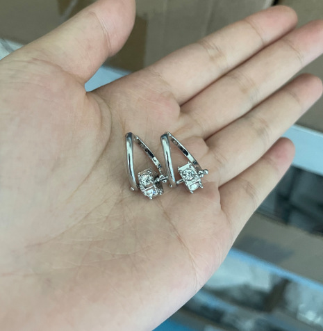 El diseño de nicho ligero de lujo de alta sensación de pendientes compactos y exquisitos giratorios de orejas de zircón para orejas de mujer image 12