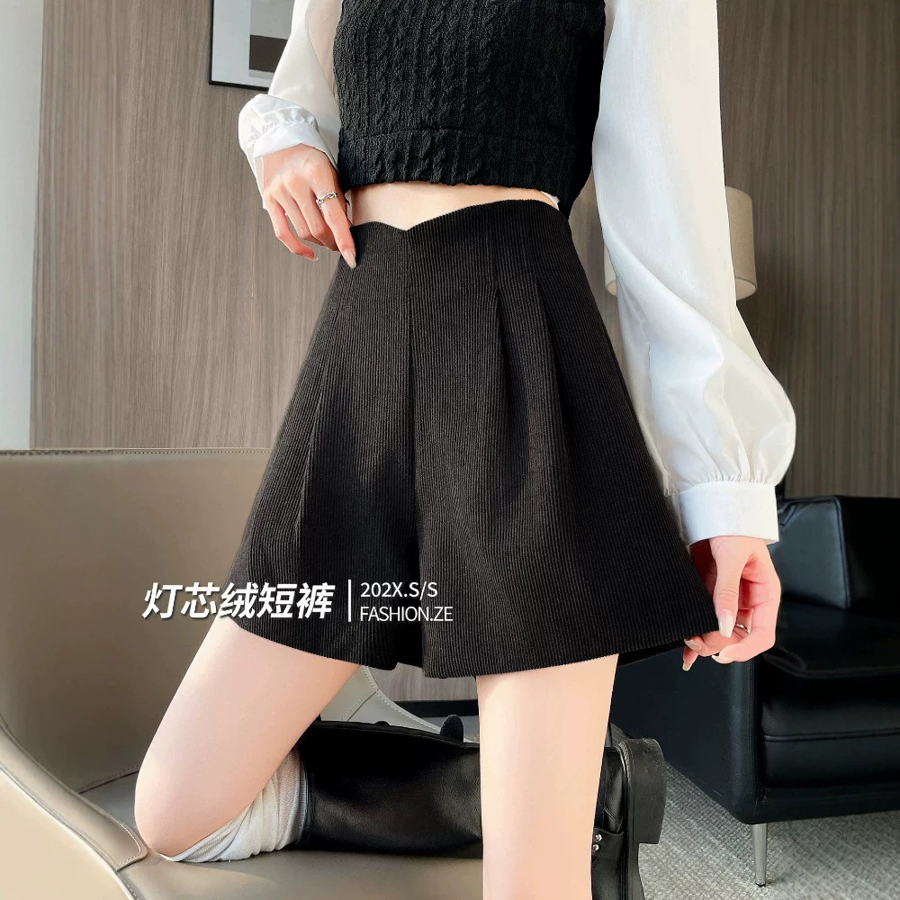 复古灯芯绒阔腿短裤女秋冬季新款百搭气质小个子辣妹包臀外穿短裤