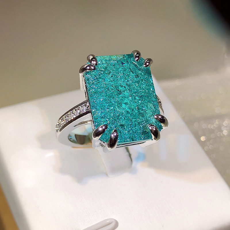 Fashionable ring with stone