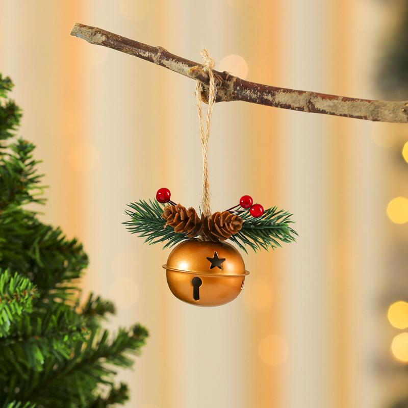 国境を越えた新しいクリスマスベルの扉にベルをかける赤果松果風鈴クリスマスツリーがクリスマス装飾品を飾っている|undefined