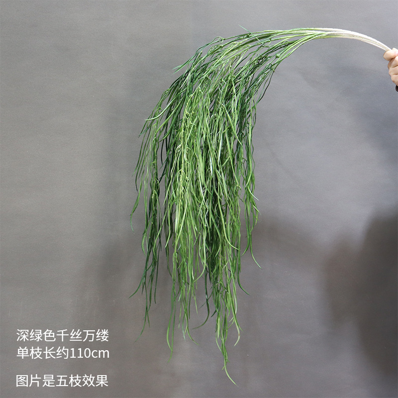 짙은 녹색의 수천 개의 실