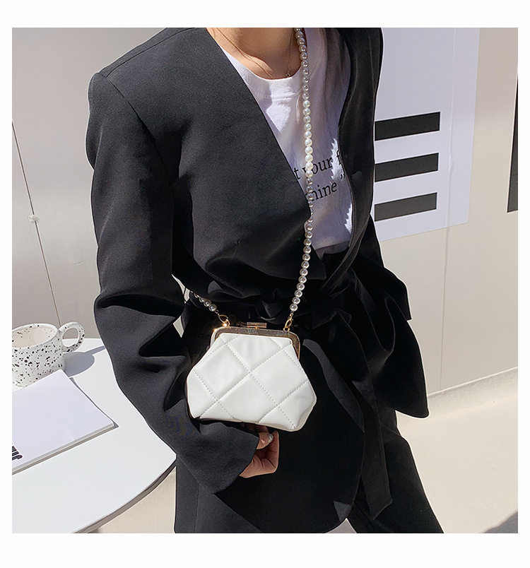 Fashion Rhombic Pearl Chain Messenger Bag display picture 7