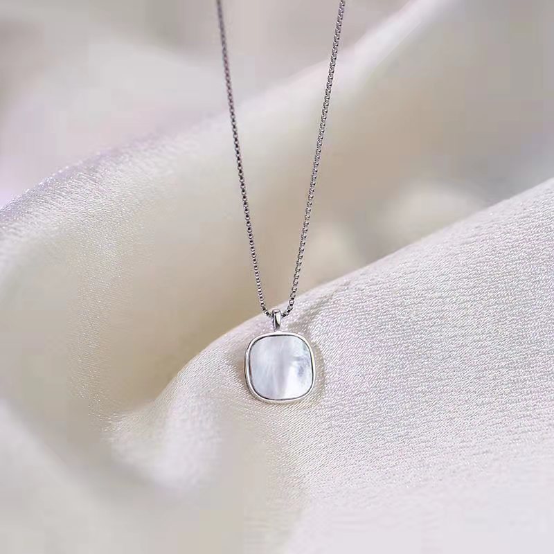 ins Style French High-end Niche Fritillaria Necklace Internet-famous Women's Simple Elegant White Fritillaria Pendant Clavicle Chain