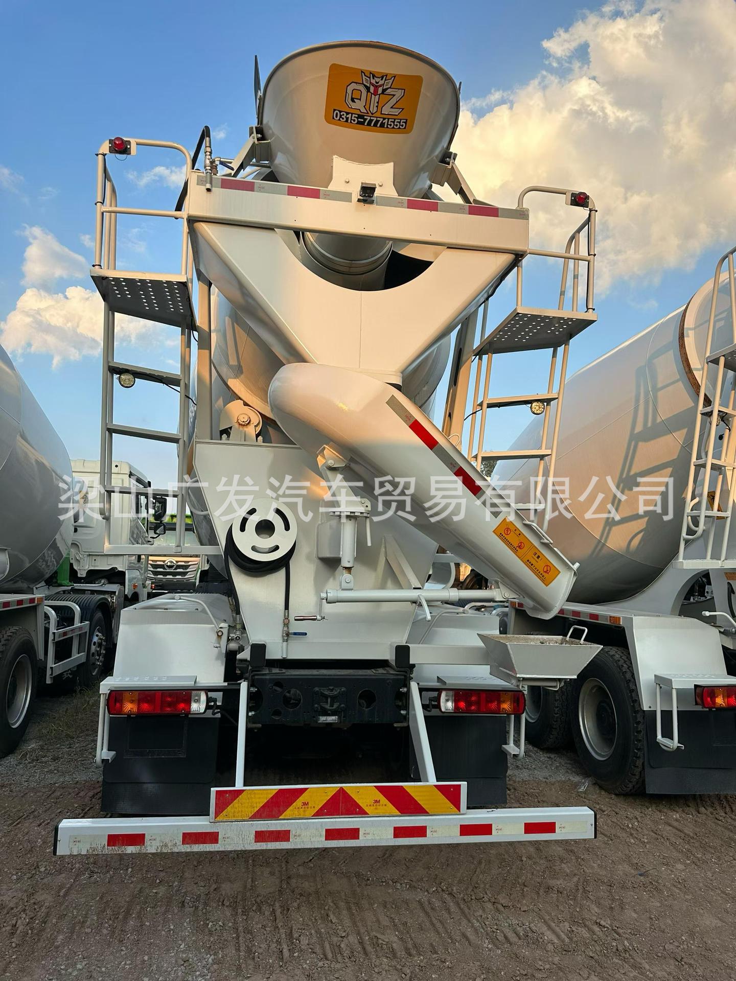 New in stock: JH6 concrete mixer truck with Weichai 350 engine, Tanghong 12-cubic-meter cement mixing and transport truck