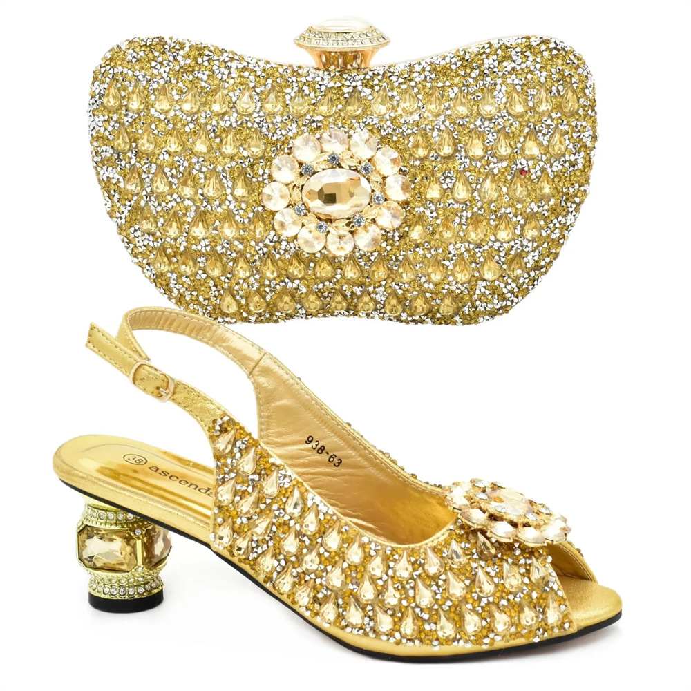 Parti, büyük parıltılı elmaslarla süslenmiş yuvarlak başlı balık ağızlı sandaletler ve hafif el çantası seti ile eşleştirildi_voghion.com