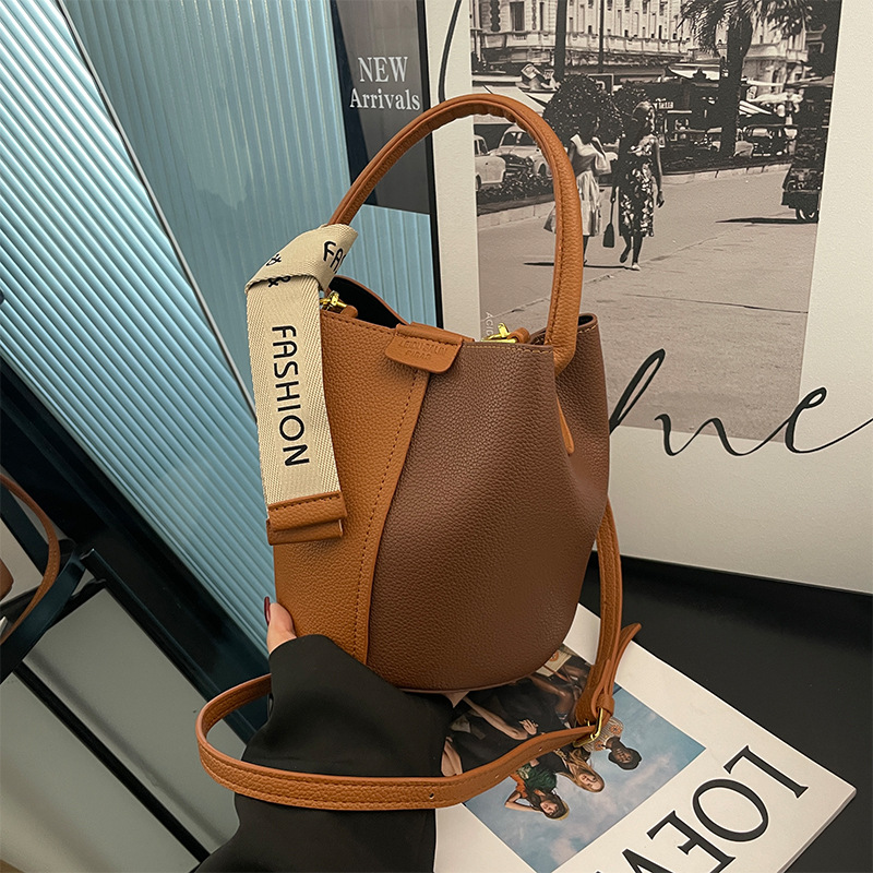 Cross-border 2025 otoño y invierno nuevo bolso de moda bolso de cubo de empalme bolso de mujer bolso de hombro bolso de moda