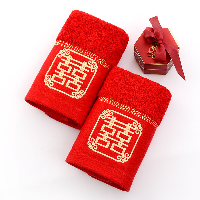 Большой красный крючок облака счастлив