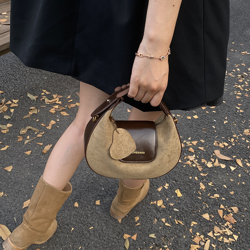 2025 otoño y invierno nueva moda alta sensación de cuero esmerilado empalme bolso de media luna exquisito de moda bolso versátil