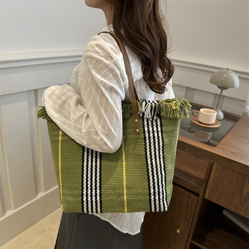 2024 nuevo bolso de tote de lona de cercanías de gran capacidad de moda con borlas de un solo hombro bolso tejido de todo fósforo bolso de lona