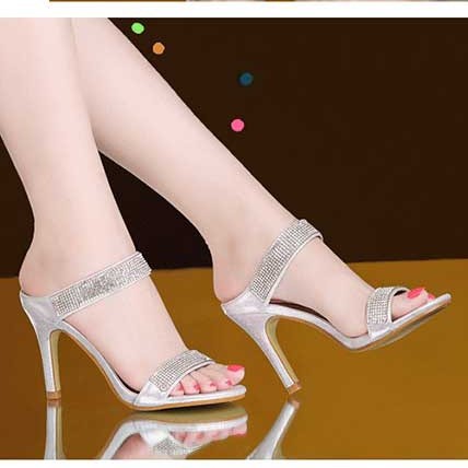 Moda europea y americana de diamante zapatillas de tacón alto para mujeres 2026 verano nuevo estilo de diamante temperamento versátil zapatillas de tacón fino