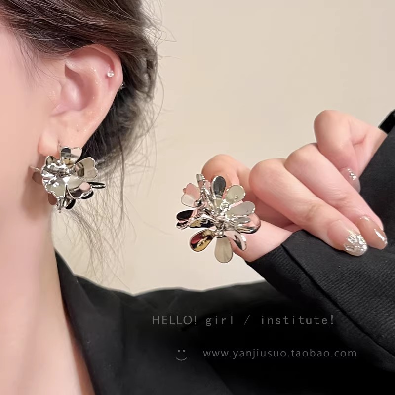 Orecchini a lobo fiore in argento per donna gioiello primavera_voghion.com