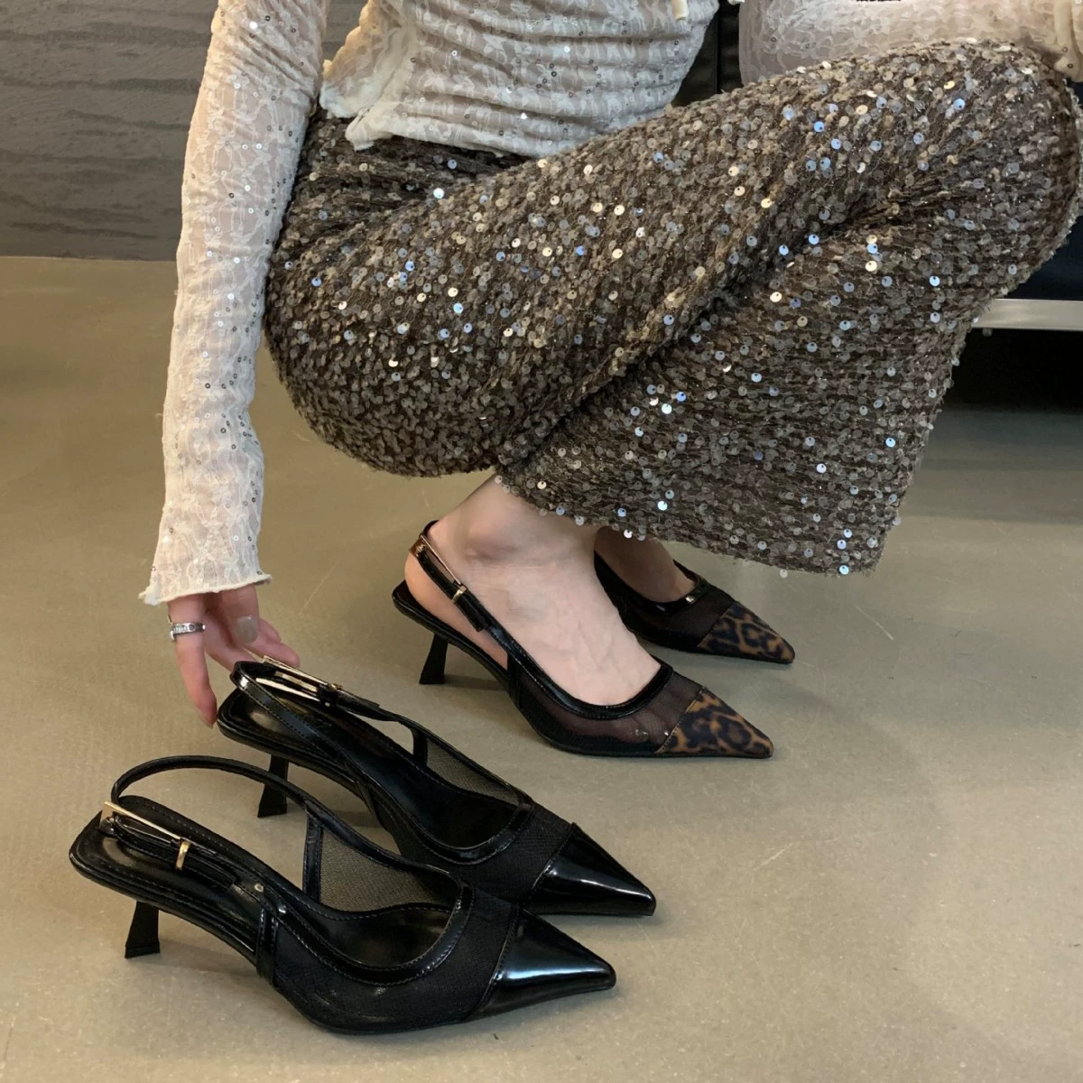 Нишевые туфли на высоком каблуке с леопардовым принтом сетка черные сандалии женские туфли 2025 новый весенний темперамент заостренные французские одиночные туфли