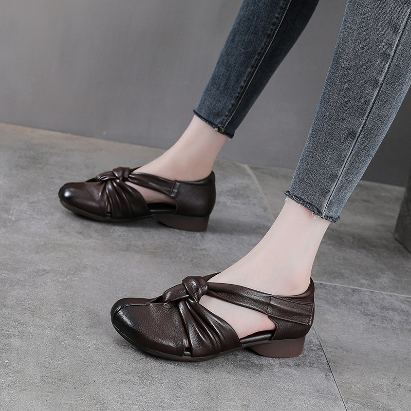 Sandal da bò thật thủ công quai chữ V bít mũi, gót thấp, khóa dán — màu đen