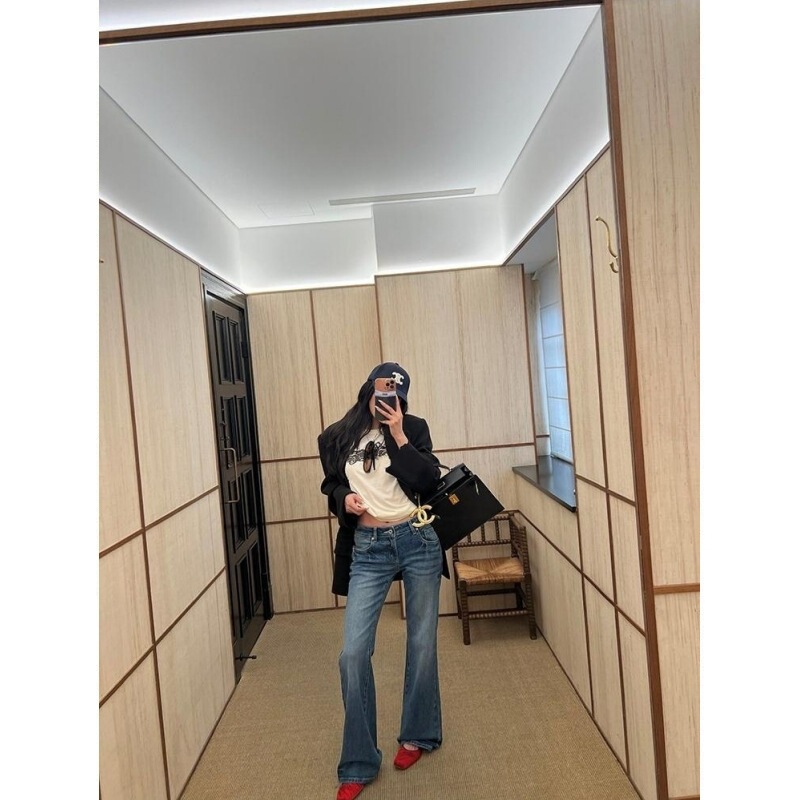 Ouyang's 'Back to 2000s' is seriously hot! Retro, distressed, low-waist, washed, slightly flared jeans