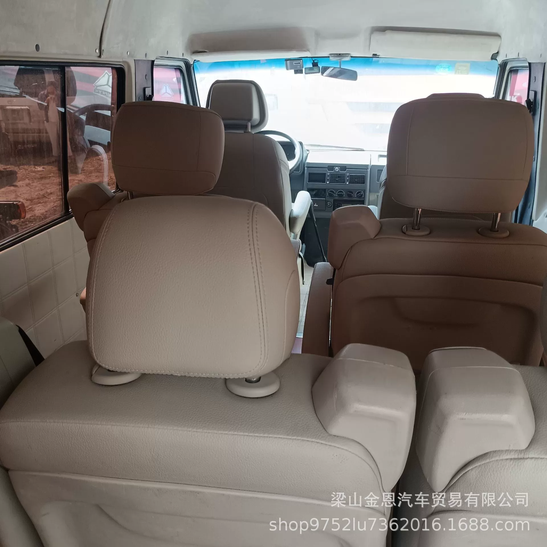 Экспортный восстановленный Iveco вмещает 10 человек, компактный и легкий кожаный чехол на сиденье, может перевозить грузы, прочный и долговечный.