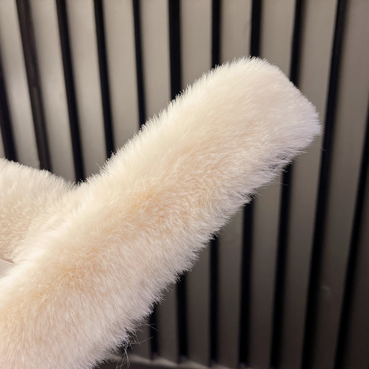 Pelzige Hausschuhe für Damenoberbekleidung, modische große Hausschuhe aus Baumwolle mit dicken Sohlen und warmer Innensohle, beliebter Großhandel im Außenhandel_voghion.com