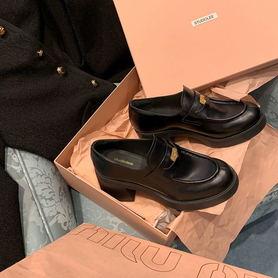 Спотовая овчинная версия виноградной мамы с той же маленькой кожаной обувью