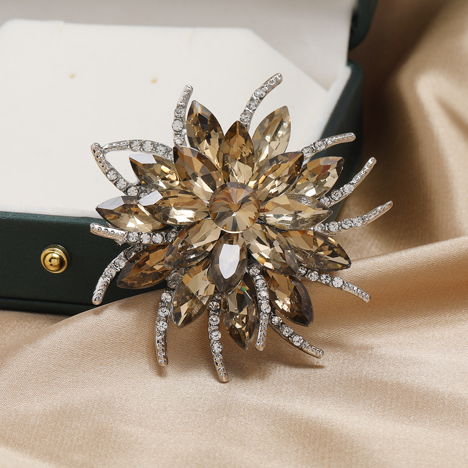Retro Flor Aleación Embutido Piedras Preciosas Artificiales Diamantes De Imitación Mujeres Broches display picture 1