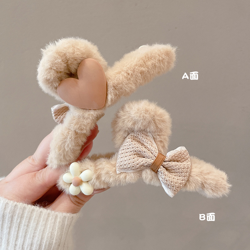 2025 nuevo clip de peluche lindo temperamento peludo detrás de la cabeza de cabello de alto nivel sensación de tiburón clip grande mujer