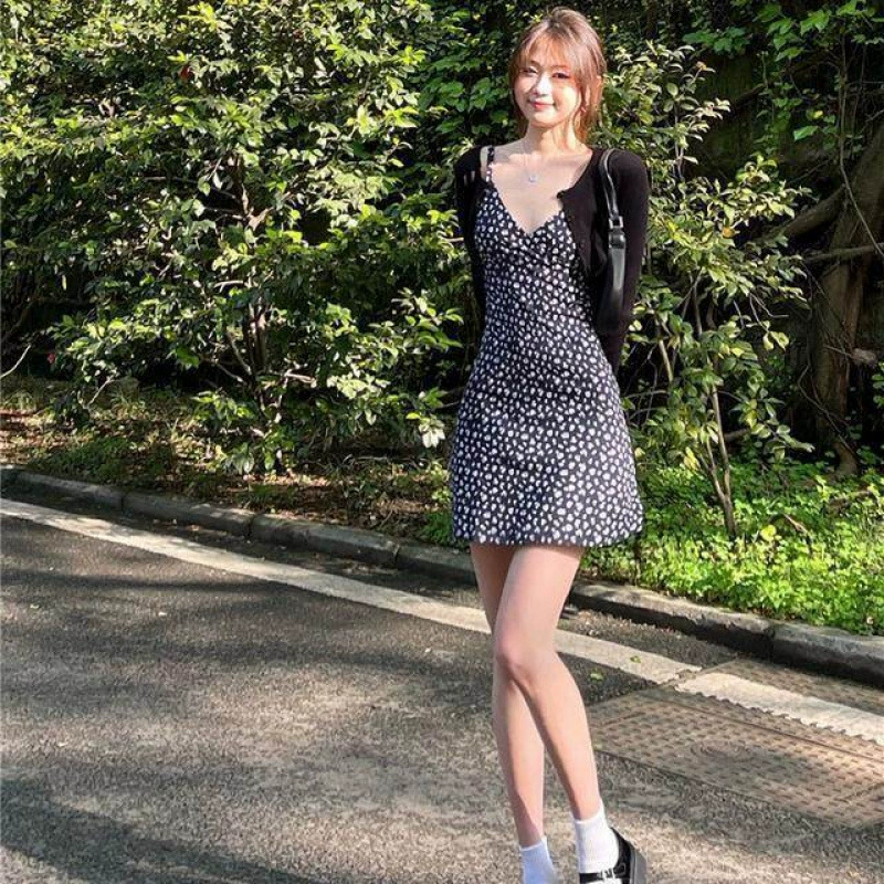 Цельный костюм чистый и красивый ~ Девушка из-за кулисок в стиле BM, платье на подтяжках с цветочным принтом и v-образным вырезом + солнцезащитный вязаный кардиган