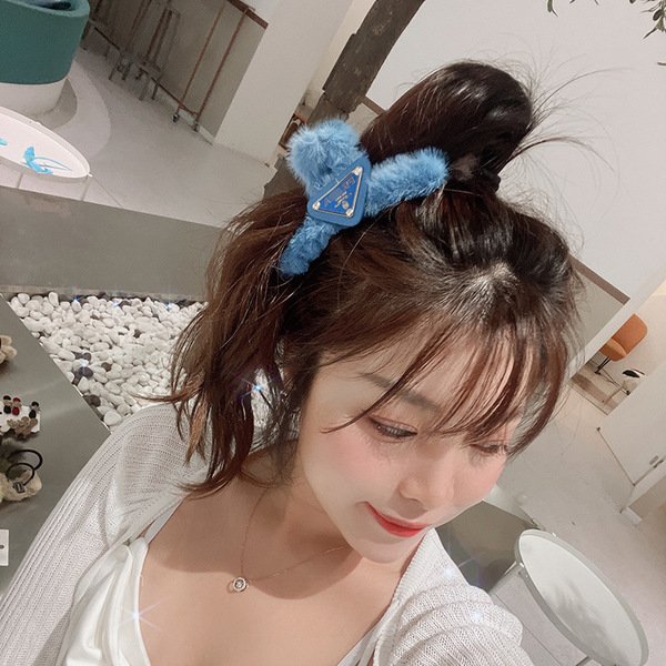 Fashionable plush crab pin