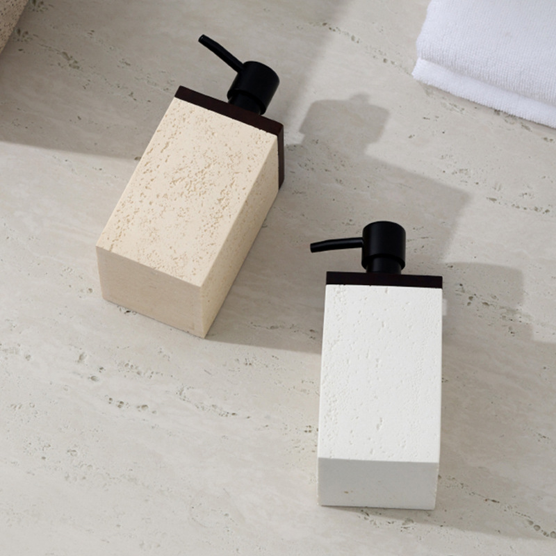 Frages de travertino, botellas de desinfectante de manos, tapas de nogal, botellas vacías de alto valor, detergente, champú, gel de ducha