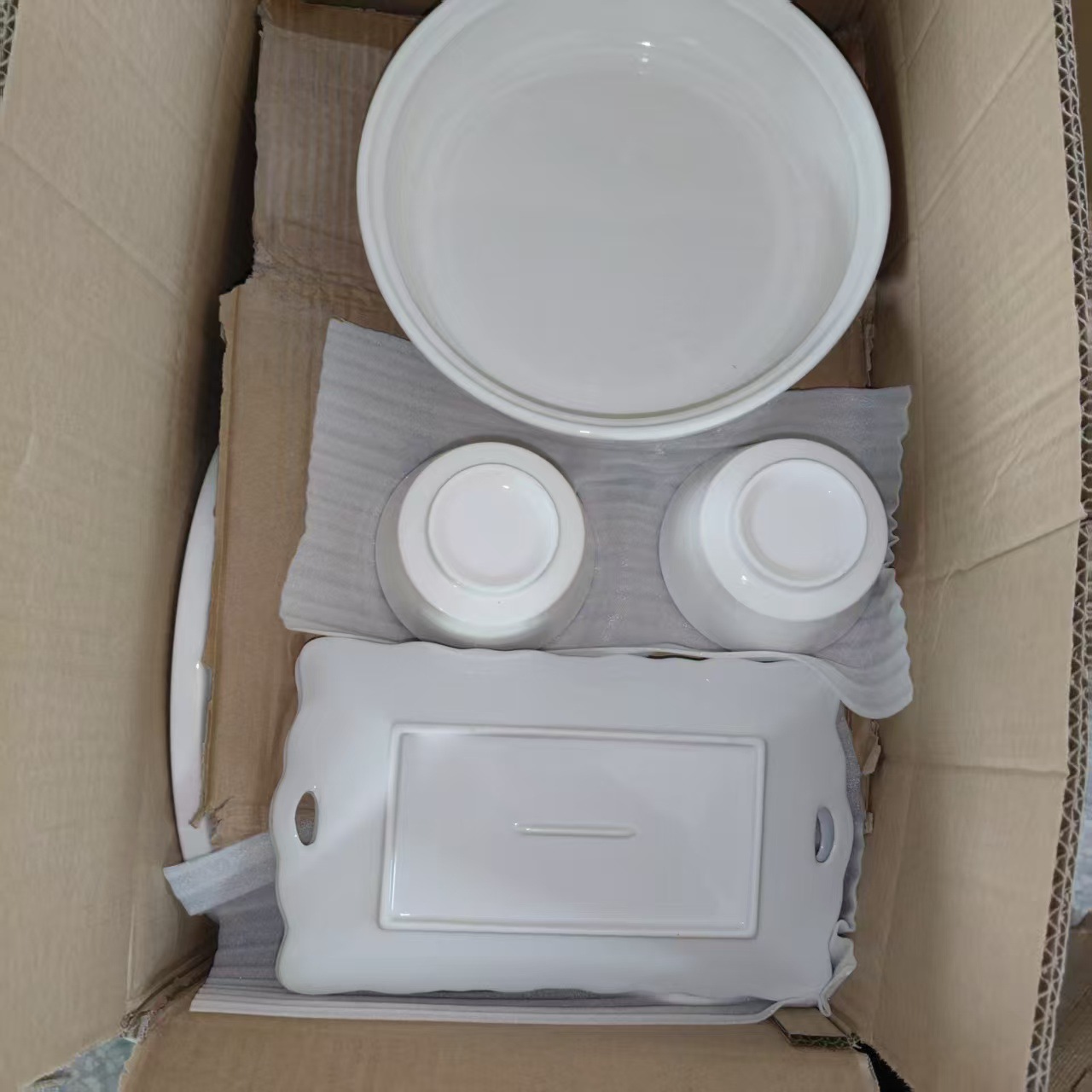 Ventas en caliente de inventario de cerámica platos y palillos de porcelana blanca cerámica africana al por mayor artículos domésticos platos y tazas y platos mercado nocturno