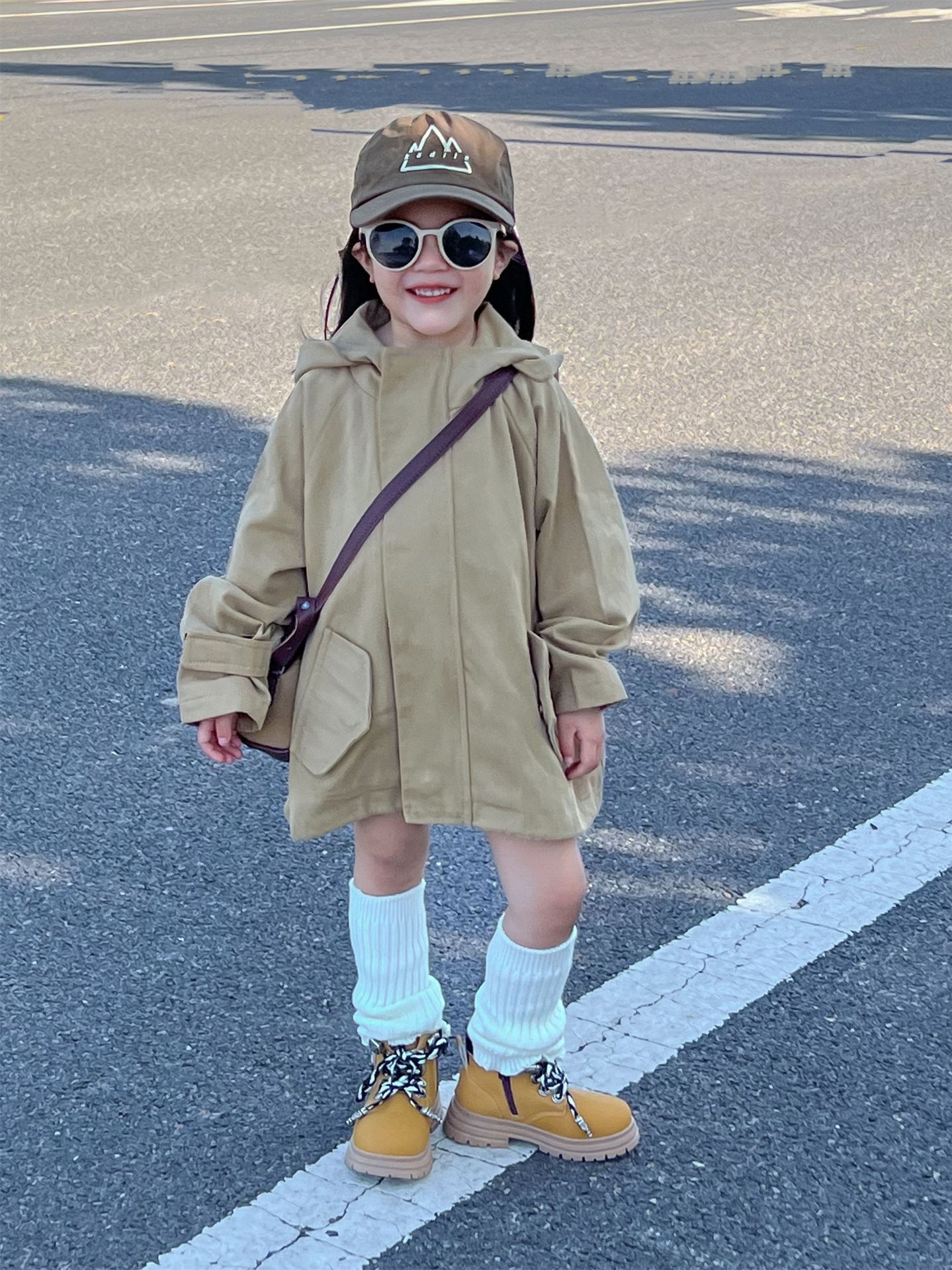 貝貝由樂兒童2023秋季新款洋氣中長款卡其色休閒連帽風衣外套