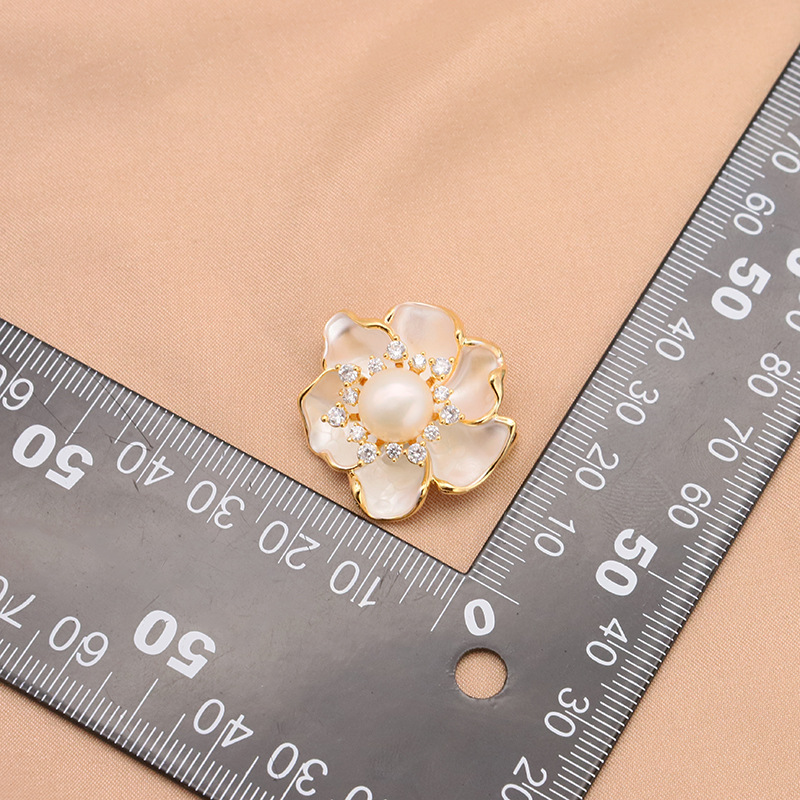 Natural broche de perlas de agua dulce de las mujeres Luz de lujo de alta gama nicho hecho a mano 18K oro real electrochapado ramillete accesorios fabricante