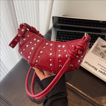 时尚个性朋克风铆钉斜挎包包女2025夏日甜酷辣妹机车风单肩饺子包